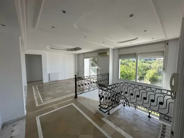 A Louer une villa de maître à la Marsa Cube