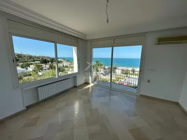 A Louer une villa de maître à la Marsa Cube