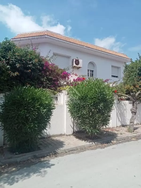 A louer un RDC de villa indépendant à la Marsa