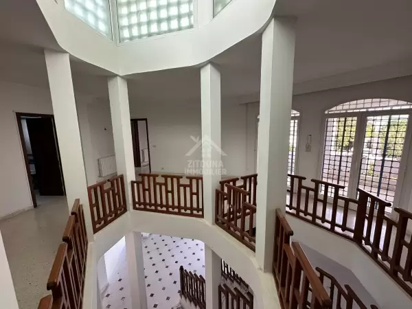 A louer une belle villa à la Marsa Ennassim