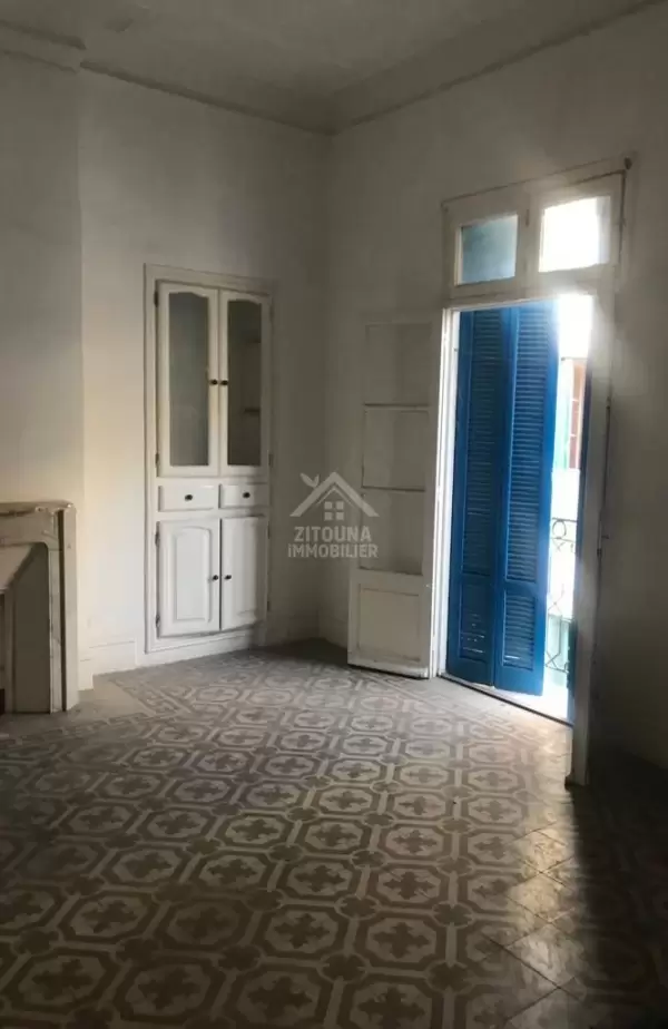 A louer un appartement s+4 au centre ville Tunis