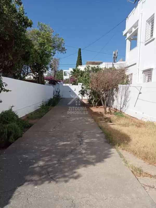 A louer un étage de villa avec jardin à la Marsa