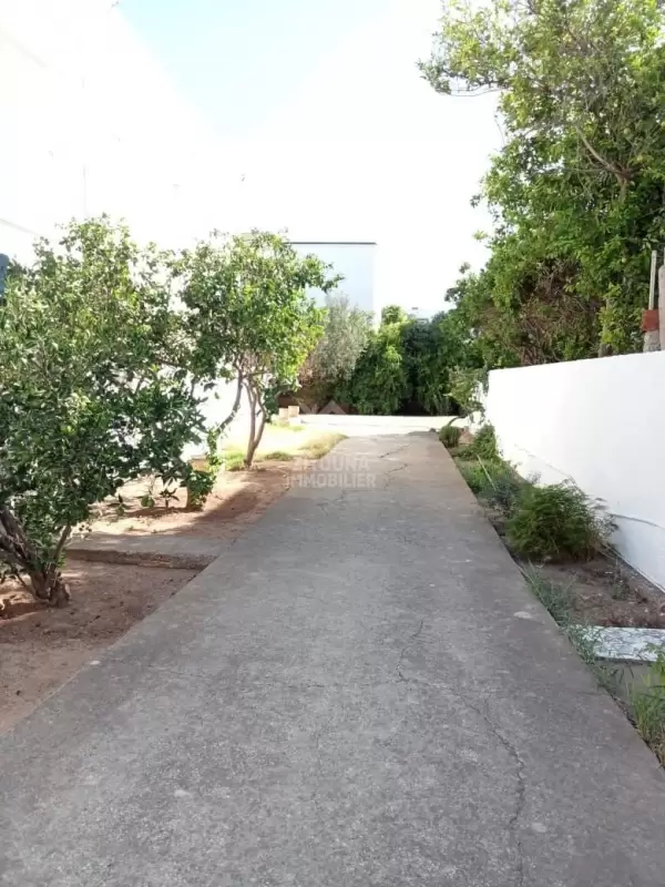 A louer un étage de villa avec jardin à la Marsa