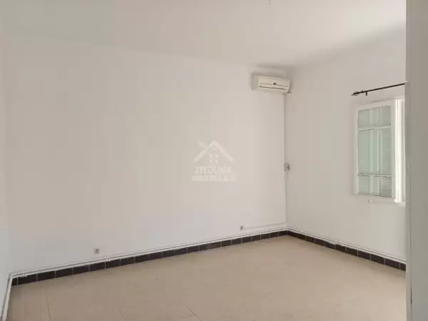 A louer un étage de villa avec jardin à la Marsa