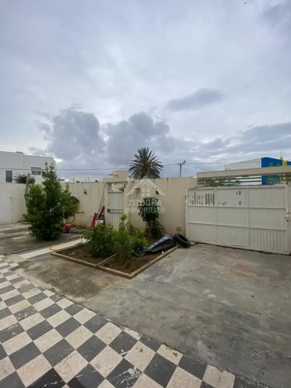 A Vendre une villa sur trois niveaux à cité el ghazala