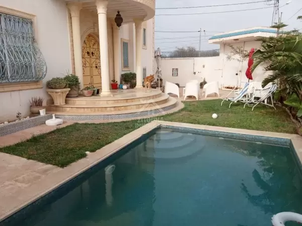 A Vendre une villa de charme avec piscine à La Soukra