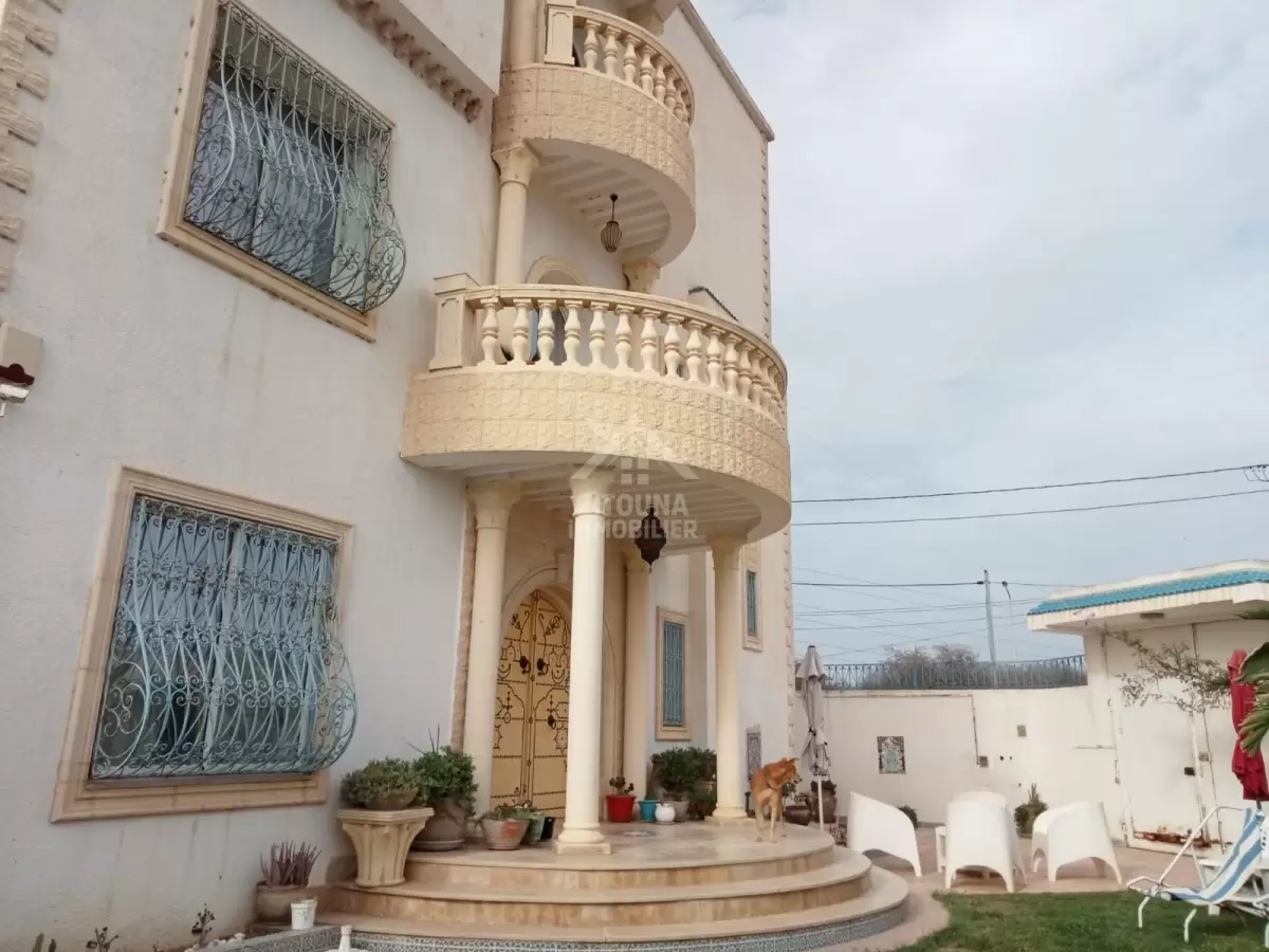 A Vendre une villa de charme avec piscine à La Soukra