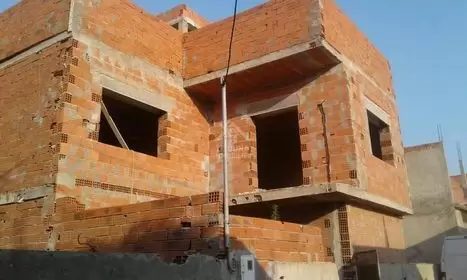 A Vendre une villa inachevée à-côté Carrefour la Marsa