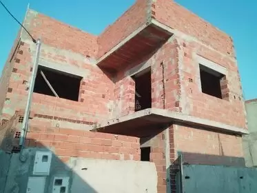 A Vendre une villa inachevée à-côté Carrefour la Marsa