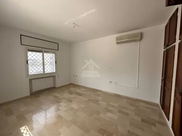 A louer une belle villa avec piscine à La Marsa