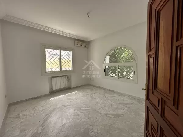 A louer une belle villa avec piscine à La Marsa