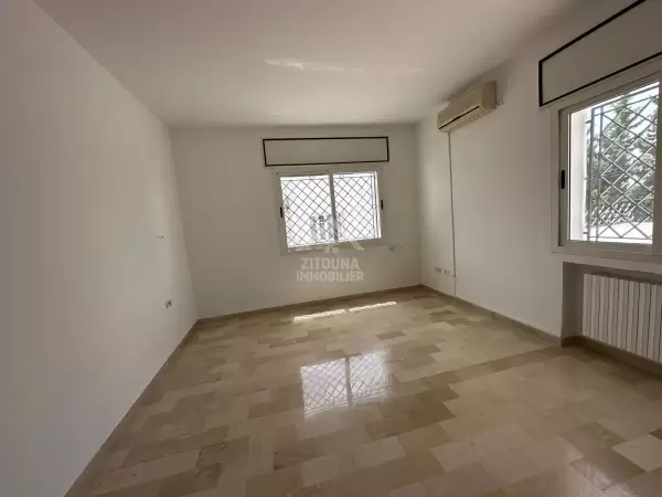 A louer une belle villa avec piscine à La Marsa