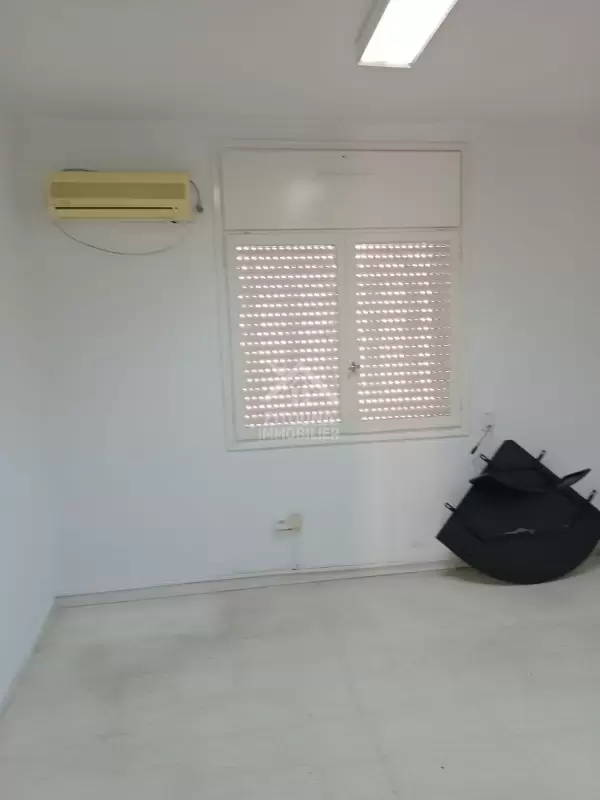 A Vendre un Bureau de 3 pièces