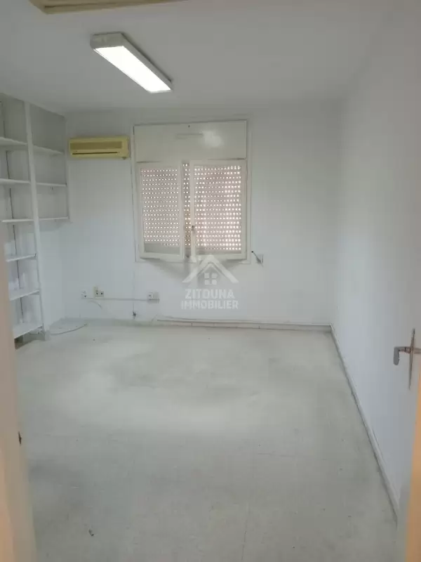 A Vendre un Bureau de 3 pièces