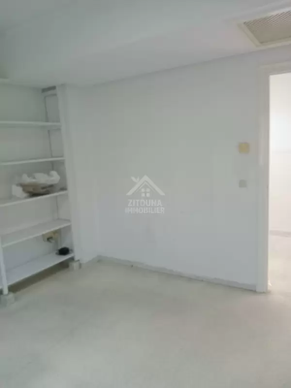A Vendre un Bureau de 3 pièces