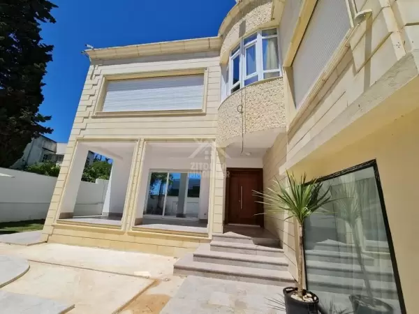 A Vendre une villa avec piscine à Gammarth Supérieur