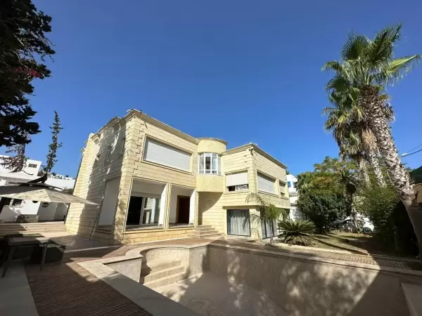 A Vendre une villa avec piscine à Gammarth Supérieur