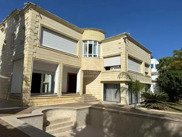 A Vendre une villa avec piscine à Gammarth Supérieur