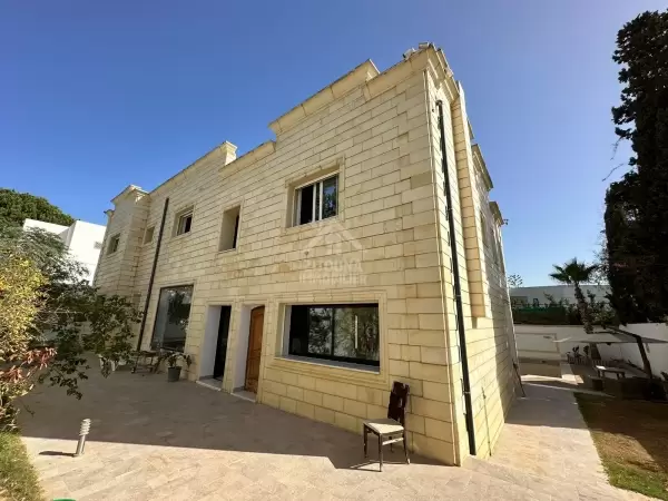 A Vendre une villa avec piscine à Gammarth Supérieur