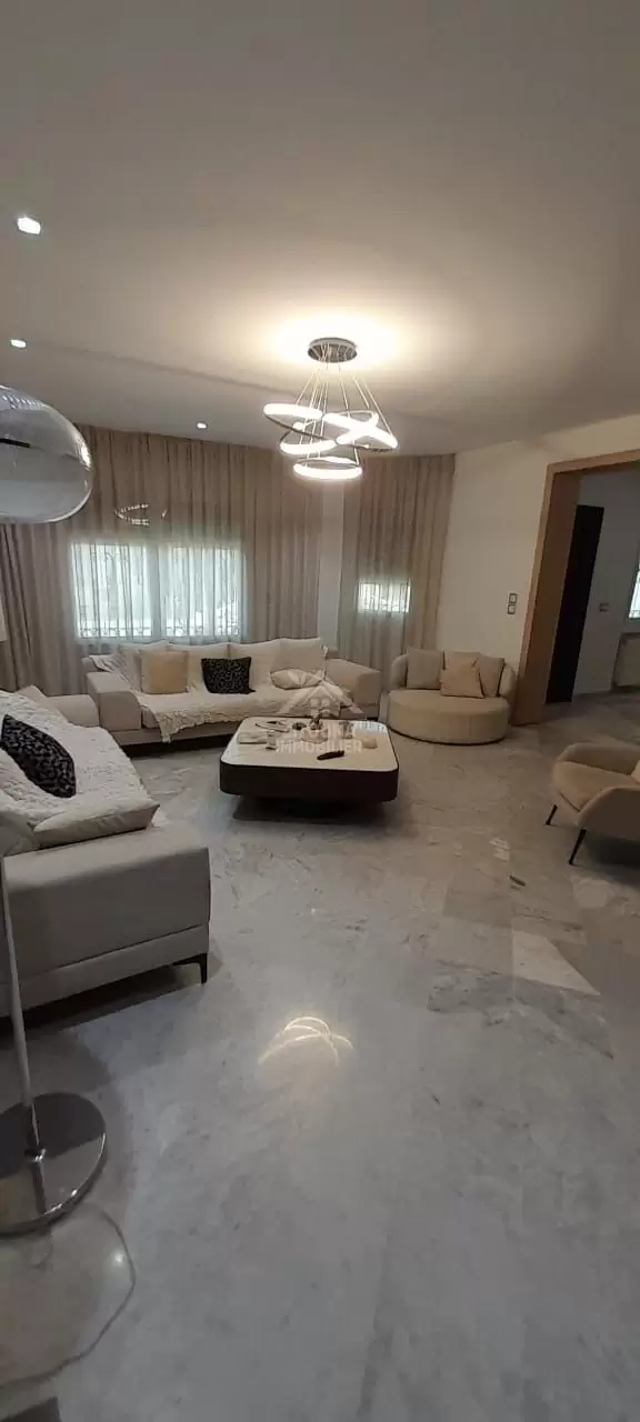 A vendre un Triplex à la Marsa Route du Relais