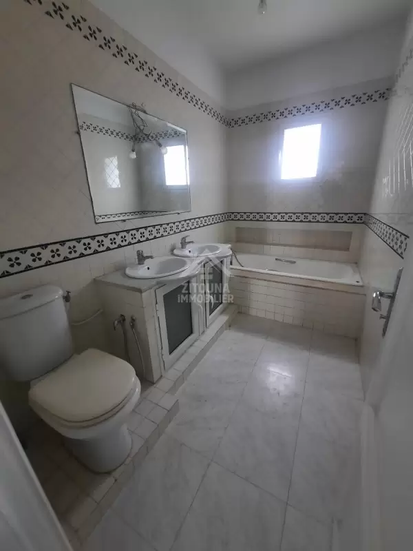 A louer une Maison avec un Jardin à la Soukra