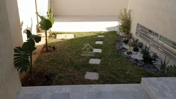 A vendre une Villa de deux étages avec piscine à Chotrana 1