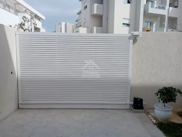 A vendre une Villa de deux étages avec piscine à Chotrana 1