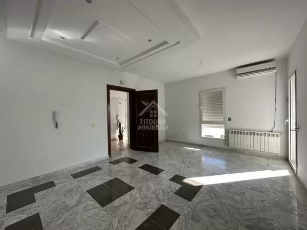 A louer un Bel appartement S+3 à La Soukra