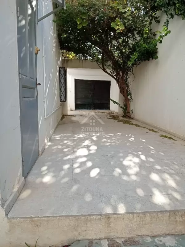 A louer une petite maisonnette très bien située à la Marsa Plage