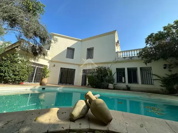 A louer Une villa dans l'un des quartiers les plus privilégiés de la zone résidentielle de la Marsa