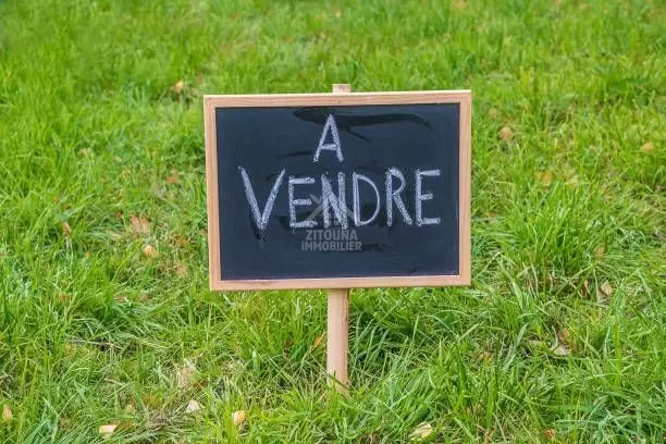 A Vendre un Terrain à Oued Ellil sur la Route principale