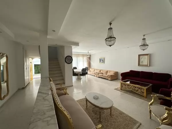 A Vendre une Charmante Villa avec Trois Niveaux à Ezzahra