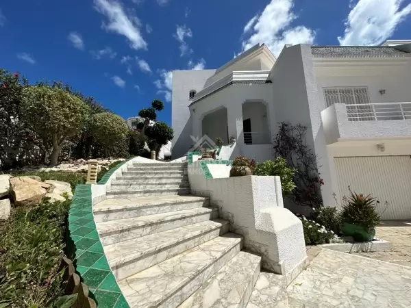 A louer une Magnifique Villa de maître avec Une piscine non Meublé à Gammarth Supérieur