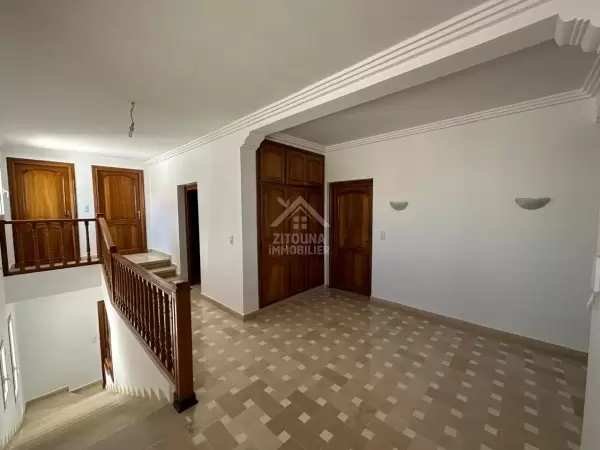 A louer une Magnifique Villa de maître avec Une piscine non Meublé à Gammarth Supérieur