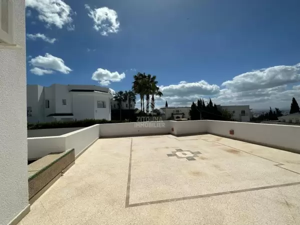 A louer une Magnifique Villa de maître avec Une piscine non Meublé à Gammarth Supérieur
