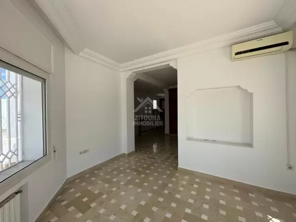 A louer une Magnifique Villa de maître avec Une piscine non Meublé à Gammarth Supérieur