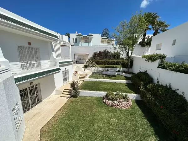 A louer une Magnifique Villa de maître avec Une piscine non Meublé à Gammarth Supérieur
