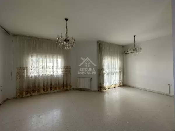 A louer un Charmant RDC de Villa proche René Descartes à Cité Ennasr, Tunis