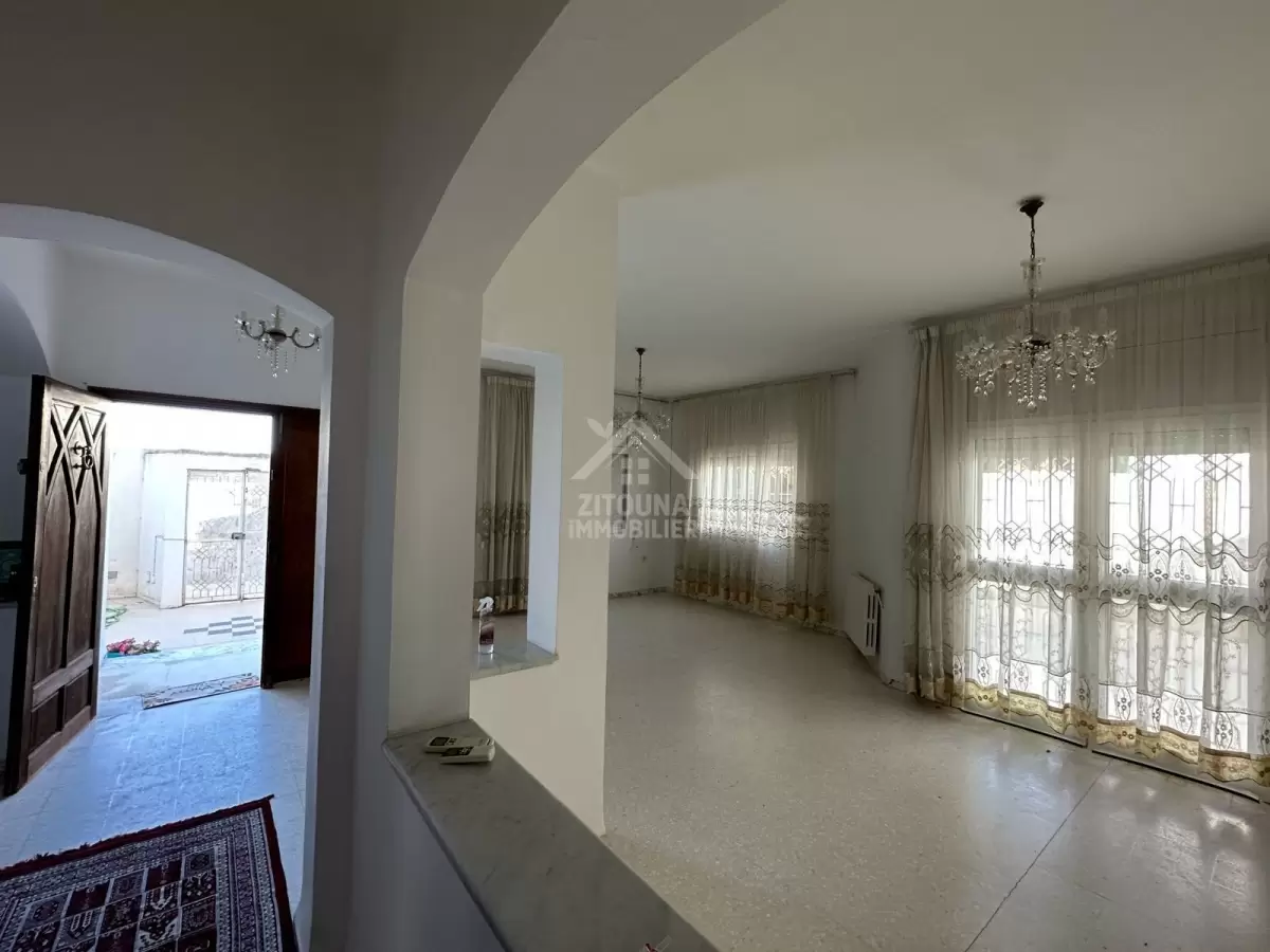 A louer un Charmant RDC de Villa proche René Descartes à Cité Ennasr, Tunis