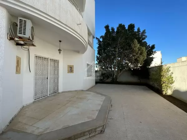 A louer un Charmant RDC de Villa proche René Descartes à Cité Ennasr, Tunis