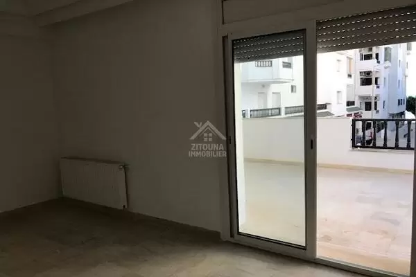 A louer un appartement à la Marsa plage avec une grande terrasse