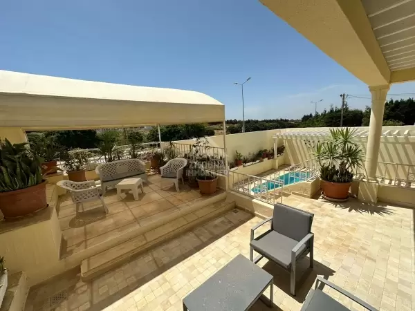 À Louer : Rez-de-chaussée de Villa avec Piscine à La Marsa, Cité les Pins