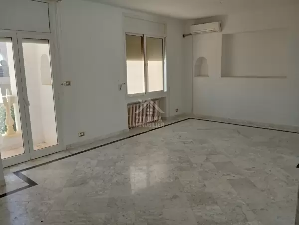 A louer un étage de villa à la Marsa Corniche