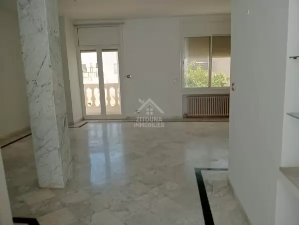 A louer un étage de villa à la Marsa Corniche