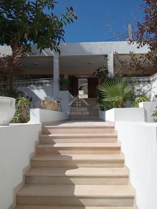 A vendre une grande villa à Gammarth Supérieur