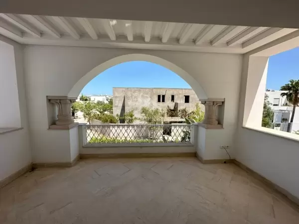 Une villa de luxe avec piscine à louer aux Berges Du Lac 2