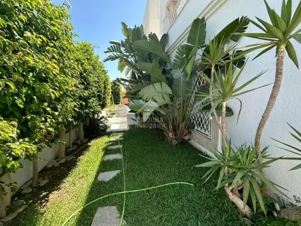 Une villa de luxe avec piscine à louer aux Berges Du Lac 2