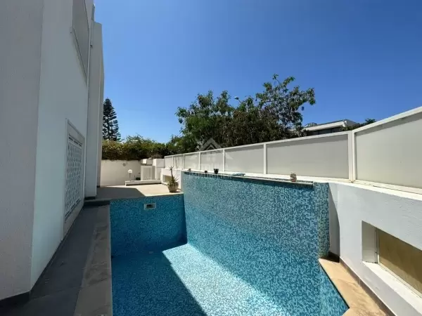 Une villa de luxe avec piscine à louer aux Berges Du Lac 2