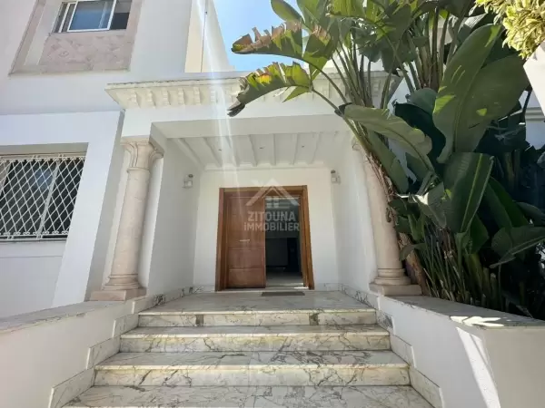 Une villa de luxe avec piscine à louer aux Berges Du Lac 2