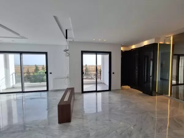 A vendre une villa au Port Financier de Raoued